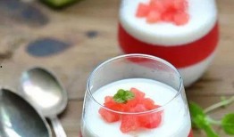 嚼拌酸奶爆料视频播放,揭秘网红美食背后的制作过程